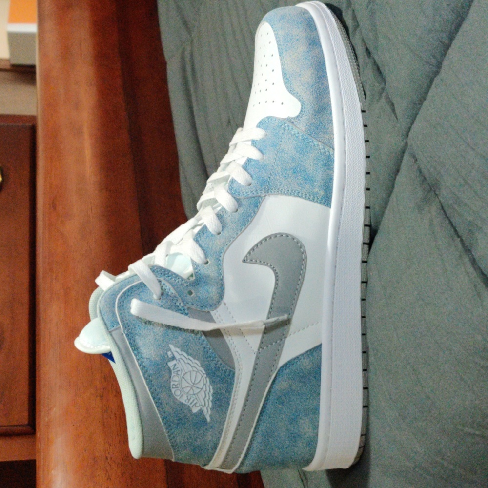 Jordan 1 Hyper Royal
